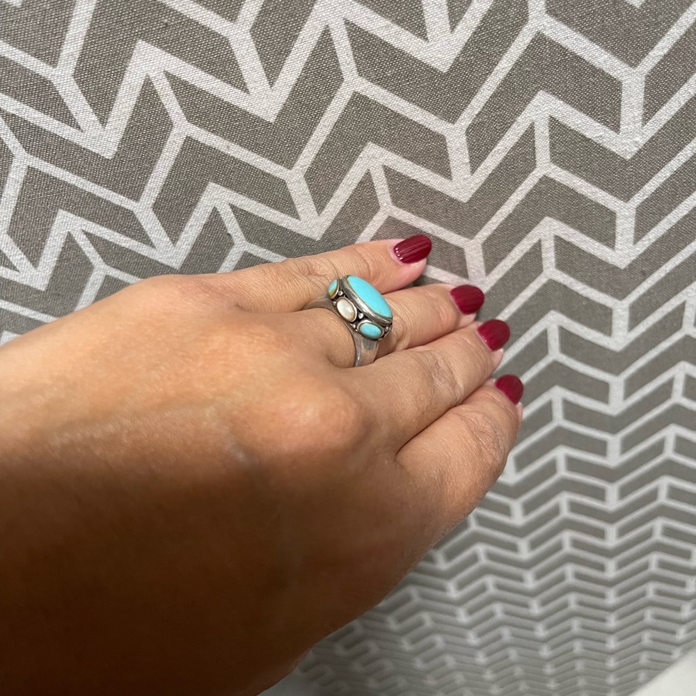 Elegant Silver and Turquoise Ring